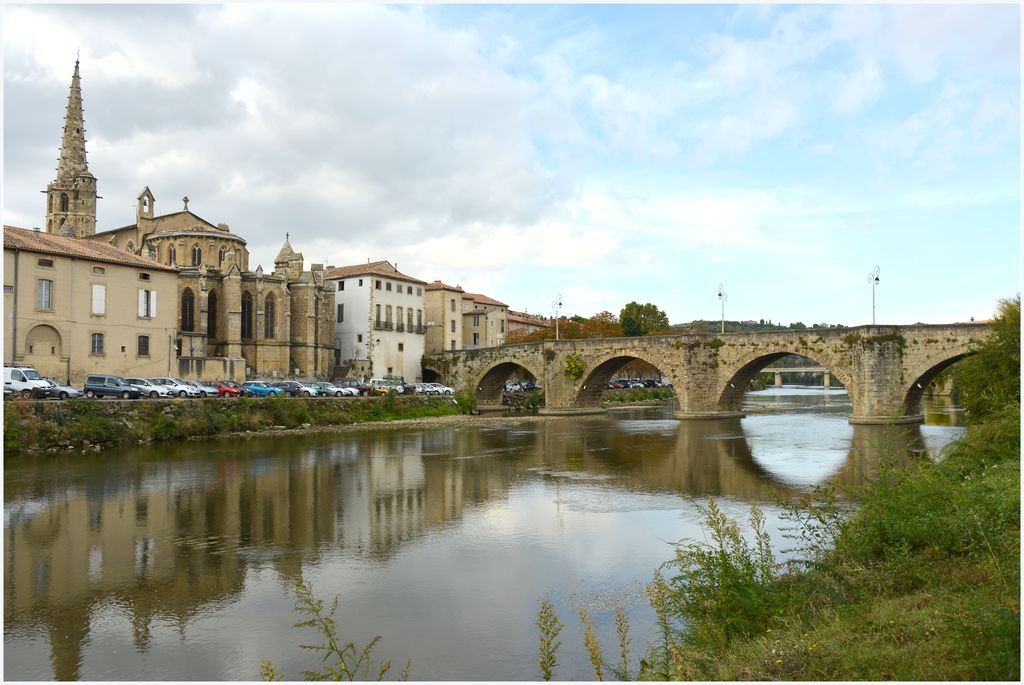 Vue d’ensemble du pont avec l’église Saint-Martin.