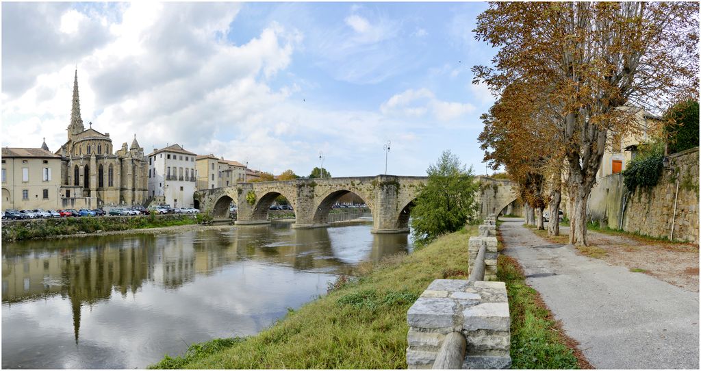 Vue d’ensemble du pont et du chevet de l’église Saint-Martin depuis la rive droite.