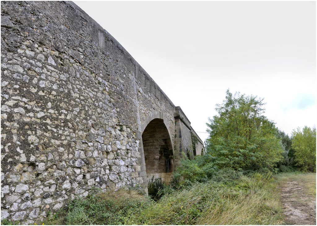 Rampe d’accès courbe et première arche.