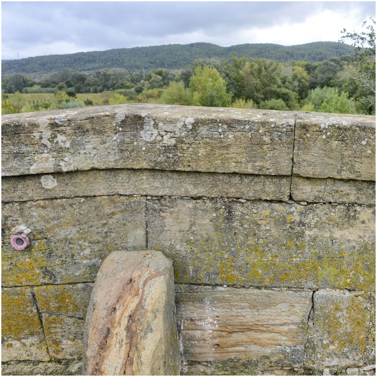 Parapet du pont : détail de l’appareil en pierre de taille à joints fins.