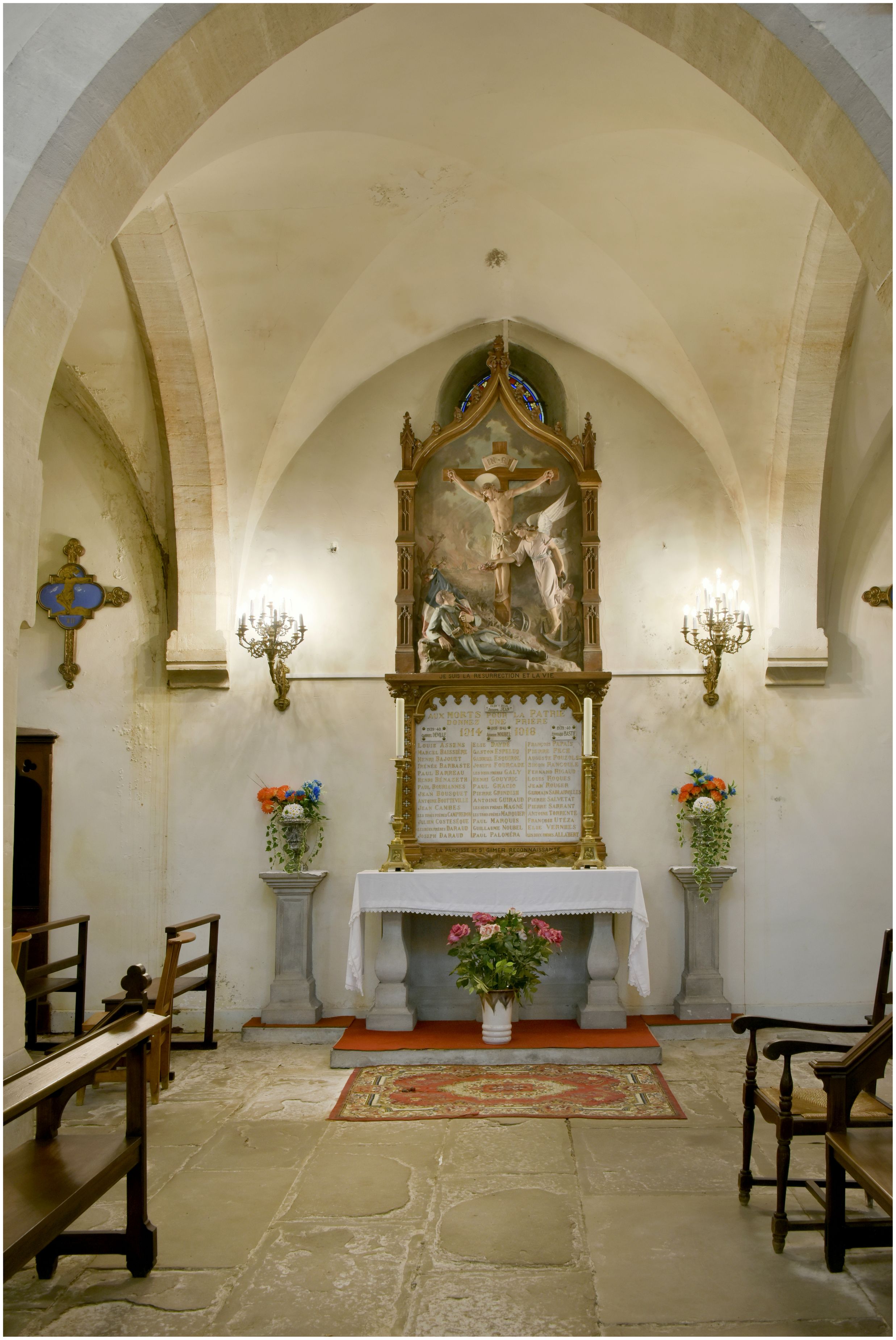 Bas-côté sud. Autel et monuments aux morts.