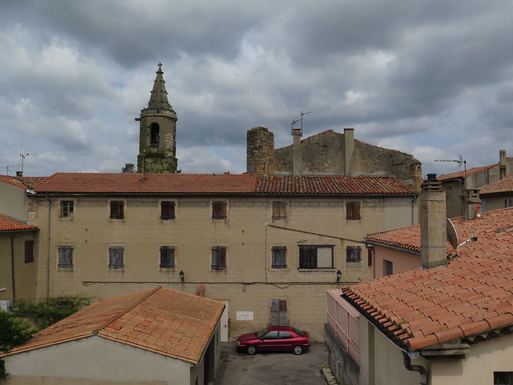 Vue du chevet de l'église et du clocher depuis le sud. Au premier plan, les bâtiments XIXe de l'école des sœurs de la Miséricorde.