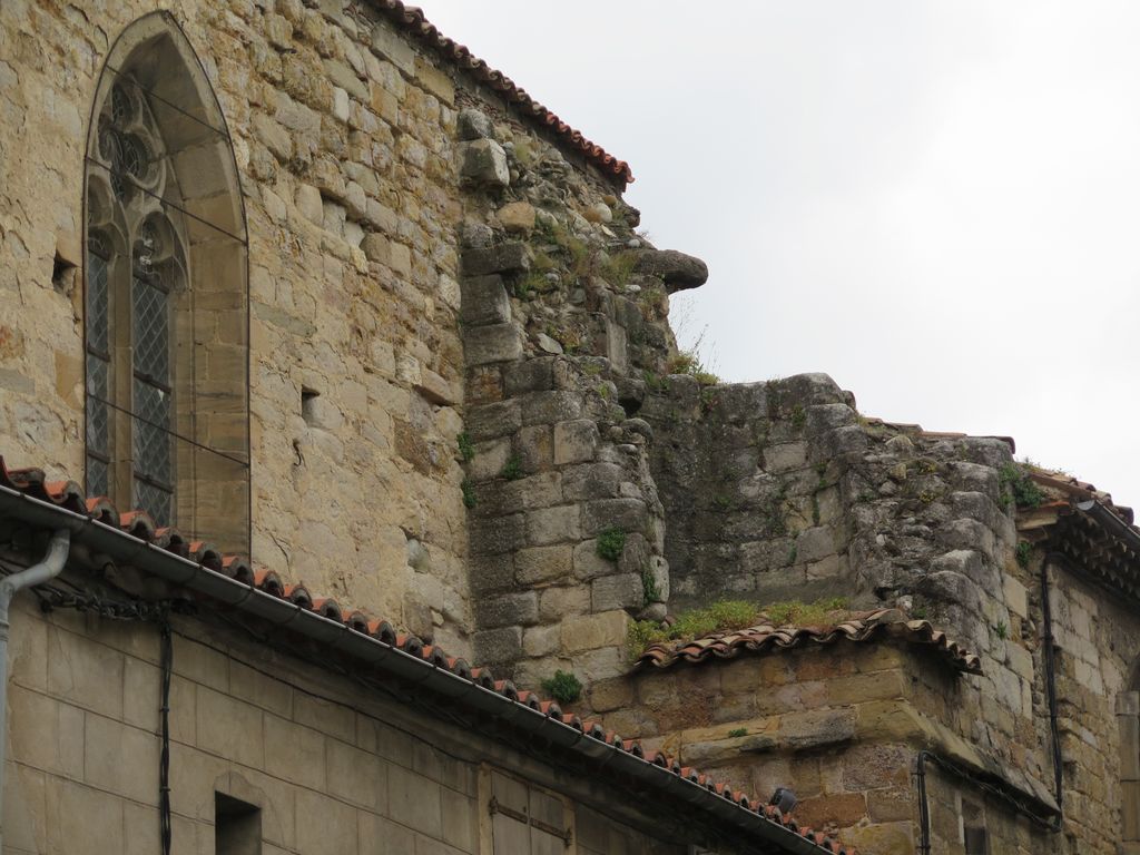 Chevet et côté sud de l'église des Augustins. Vestiges d'une tour.