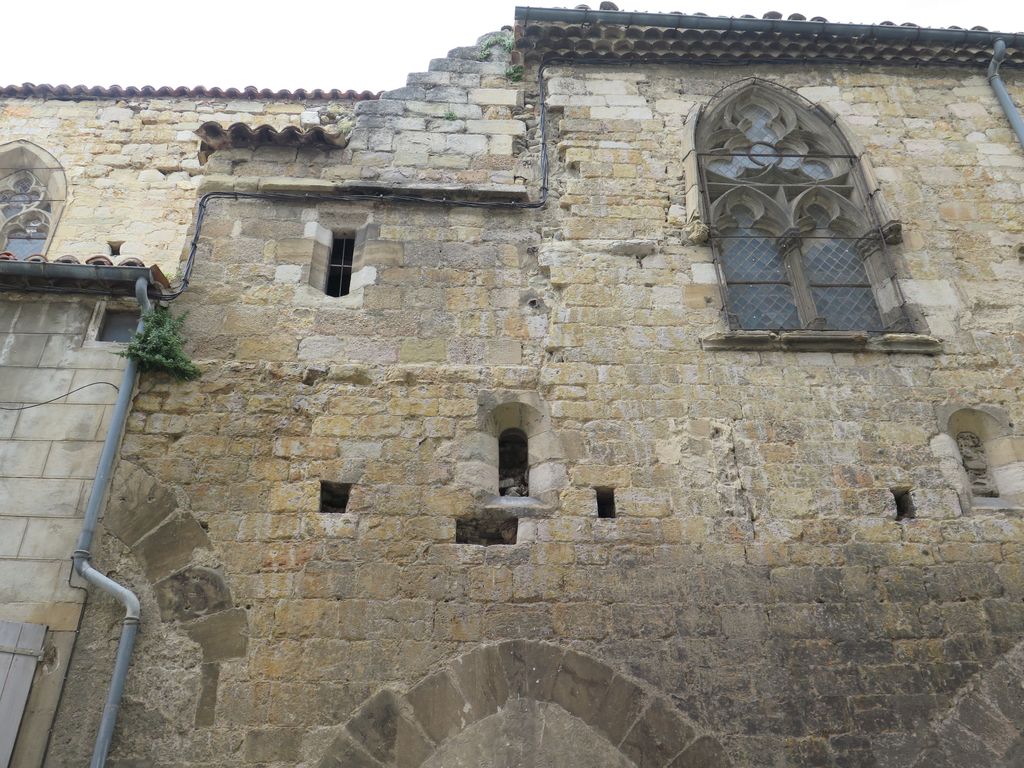 Mur sud. Grands arcs murés au rez-de-chaussée, pouvant être lus comme des arcades d'une maison médiévale préexistante à l'installation des Augustins.