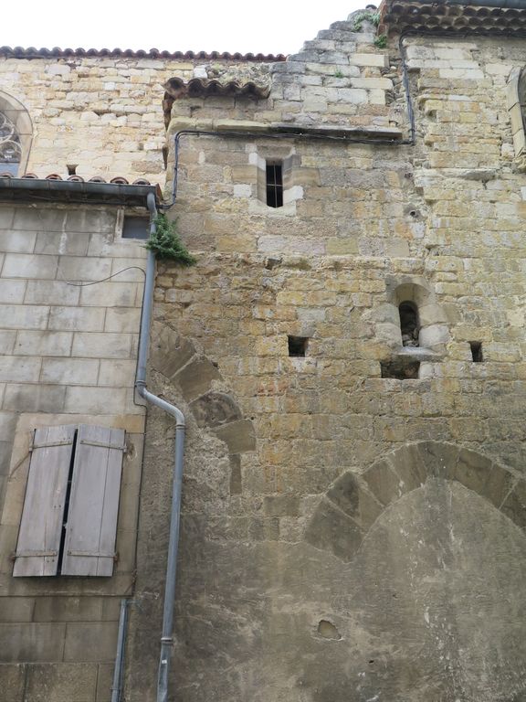 Mur sud. Grands arcs murés au rez-de-chaussée, pouvant être lus comme des arcades d'une maison médiévale préexistante à l'installation des Augustins.