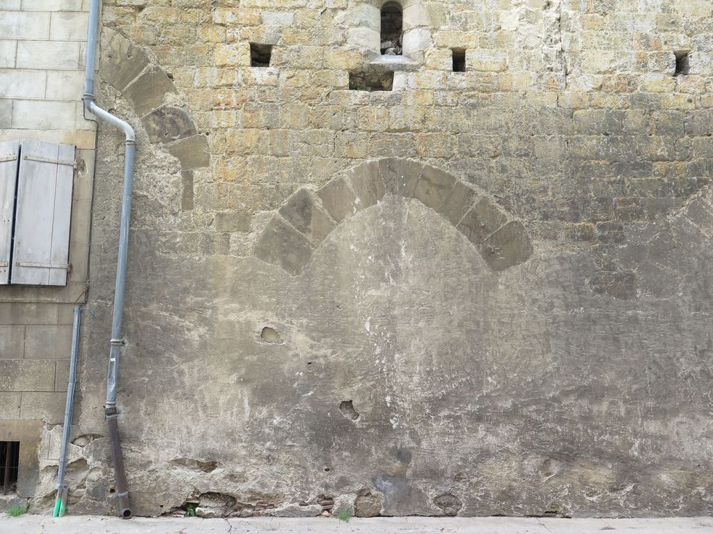 Mur sud. Grands arcs murés au rez-de-chaussée, pouvant être lus comme des arcades d'une maison médiévale préexistante à l'installation des Augustins.