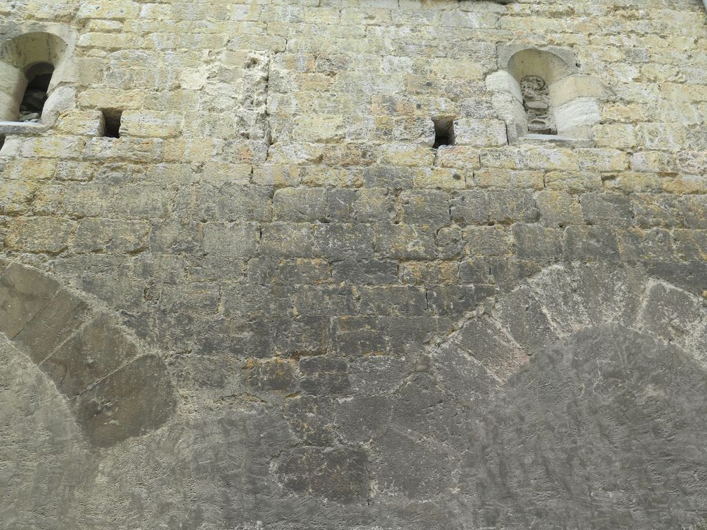 Mur sud. Grands arcs murés au rez-de-chaussée, pouvant être lus comme des arcades d'une maison médiévale préexistante à l'installation des Augustins.