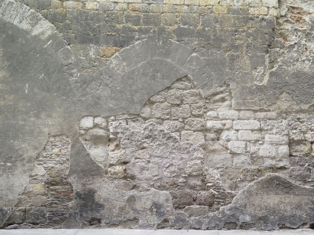 Mur sud. Grands arcs murés au rez-de-chaussée, pouvant être lus comme des arcades d'une maison médiévale préexistante à l'installation des Augustins.