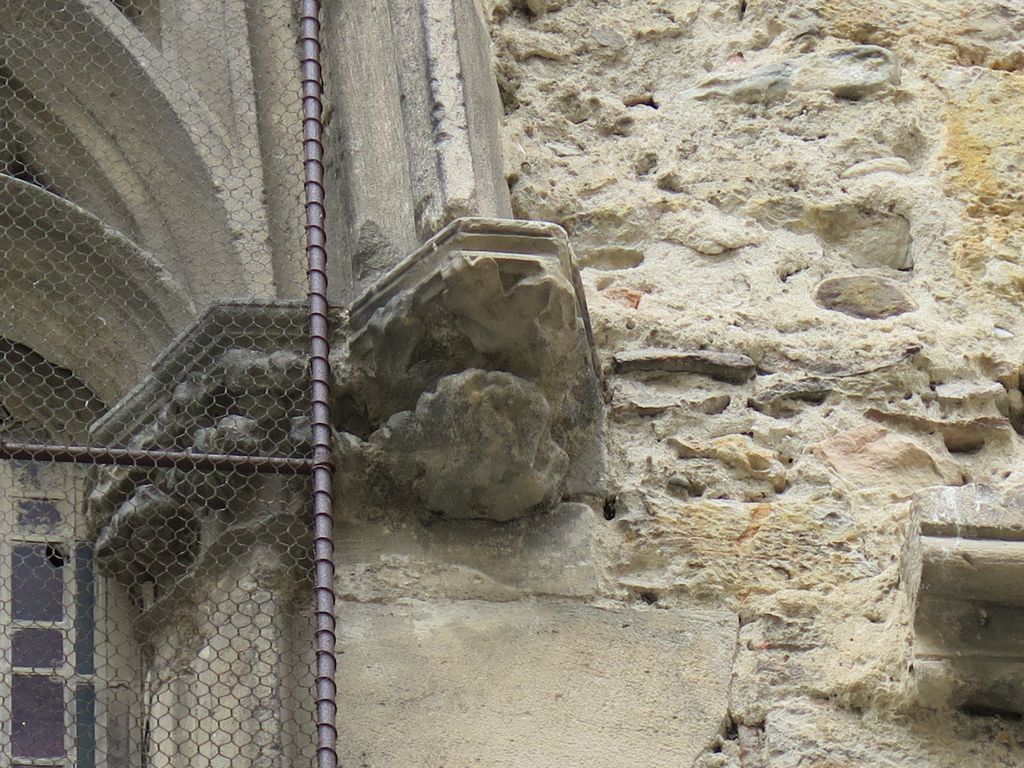 Mur sud. Fenêtre gothique. Détail des culots sculptés de feuillages.