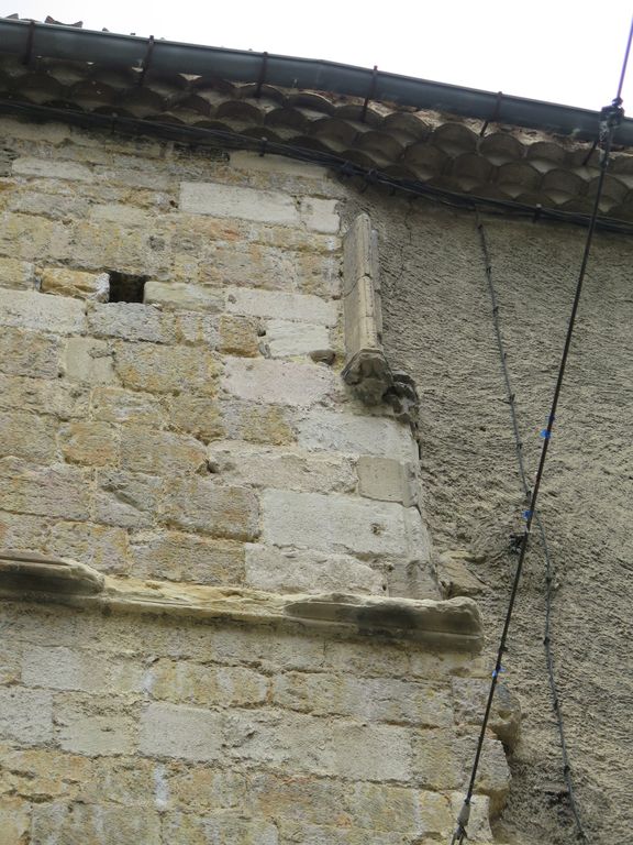 Mur sud. Jonction des murs repris au XIXe au niveau de la 2e travée. Vestiges d'une fenêtre gothique disparue.