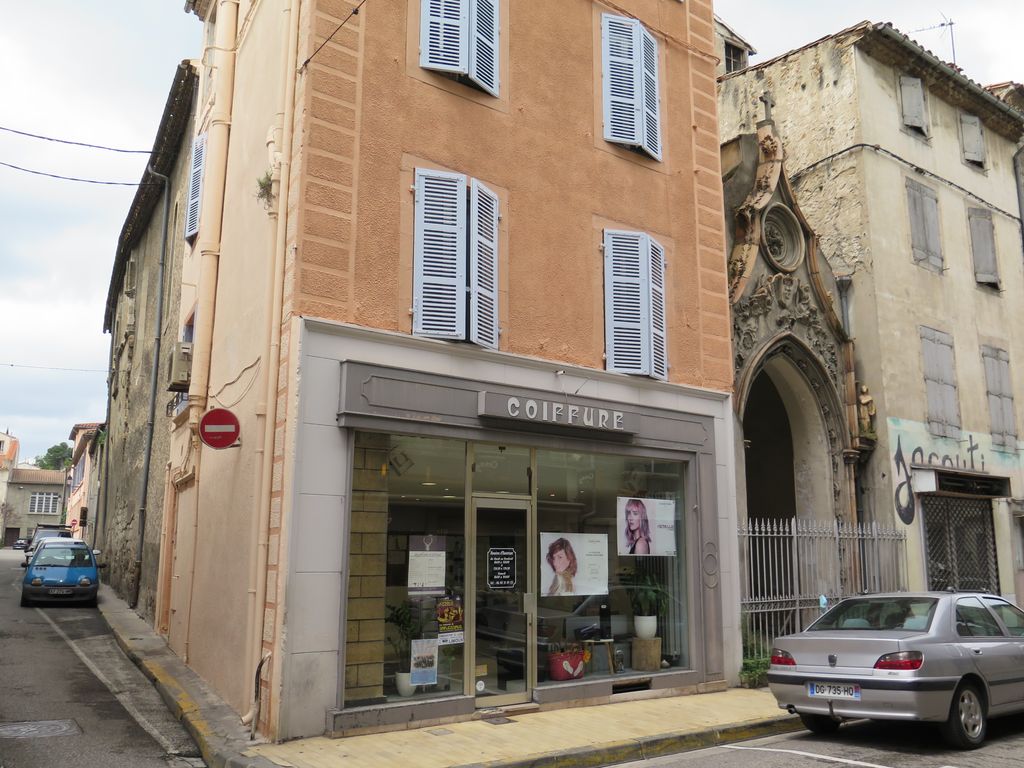 Vue depuis l'angle des rues des Augustins et du Marché, porche d'entrée de la chapelle de la Miséricorde.