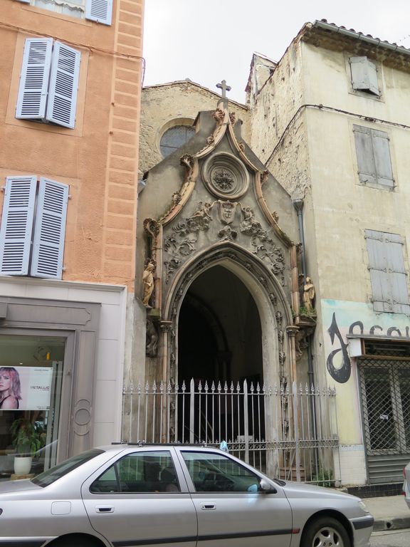 Porche d'entrée néogothique de la chapelle de la Miséricorde, par Virebent.