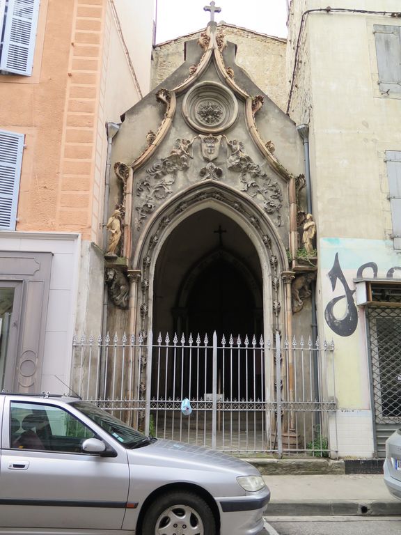 Porche d'entrée néogothique de la chapelle de la Miséricorde, par Virebent.