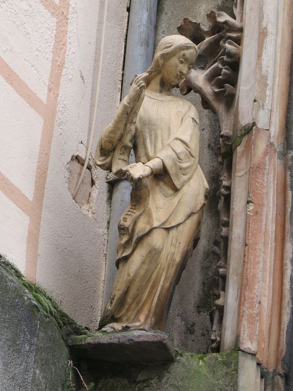 Porche d'entrée néogothique par Virebent. Statue terre cuite.