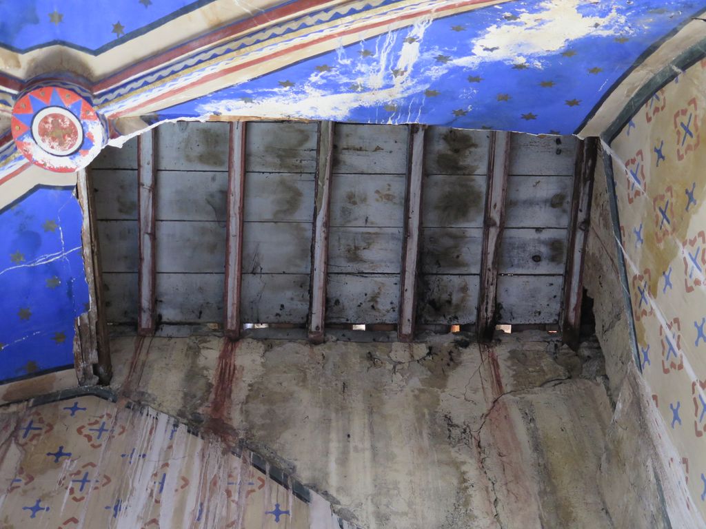 1ere chapelle sud. Charpente visible sous la voûte en plâtre effondrée.