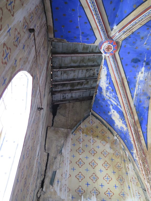 1ere chapelle sud. Charpente visible sous la voûte en plâtre effondrée.