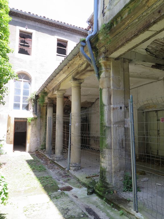 Ancien cloître. Galerie adossée au mur nord de l'église. Préau de l'école des sœurs, consolidé en 1869.