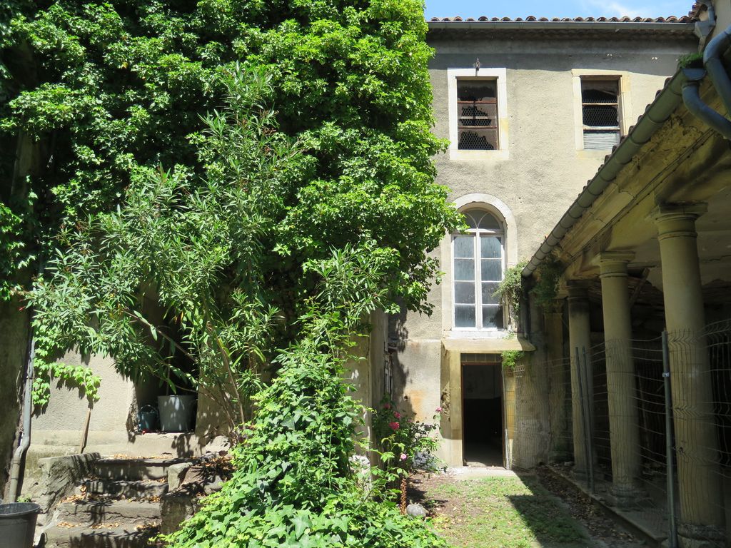 Ancien cloître. Galerie adossée au mur nord de l'église. Le bâtiment perpendiculaire à l'est reconstruit pour l'école des sœurs de la Miséricorde, abrite l'ancienne chapelle Notre-Dame de Grâce transformée en salle d'asile en 1855.