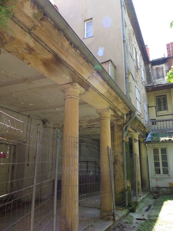 Ancien cloître. Galerie adossée au mur nord de l'église. Préau de l'école des sœurs, vers l'ouest.