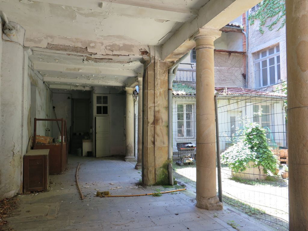 Ancien cloître. Galerie adossée au mur nord de l'église. Préau de l'école des sœurs, vers l'ouest.