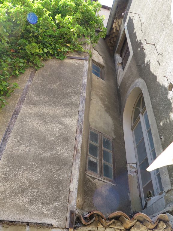 Ancien cloître. Clocher construit contre l'ancienne chapelle Notre-Dame de Grâce transformée en salle d'asile.