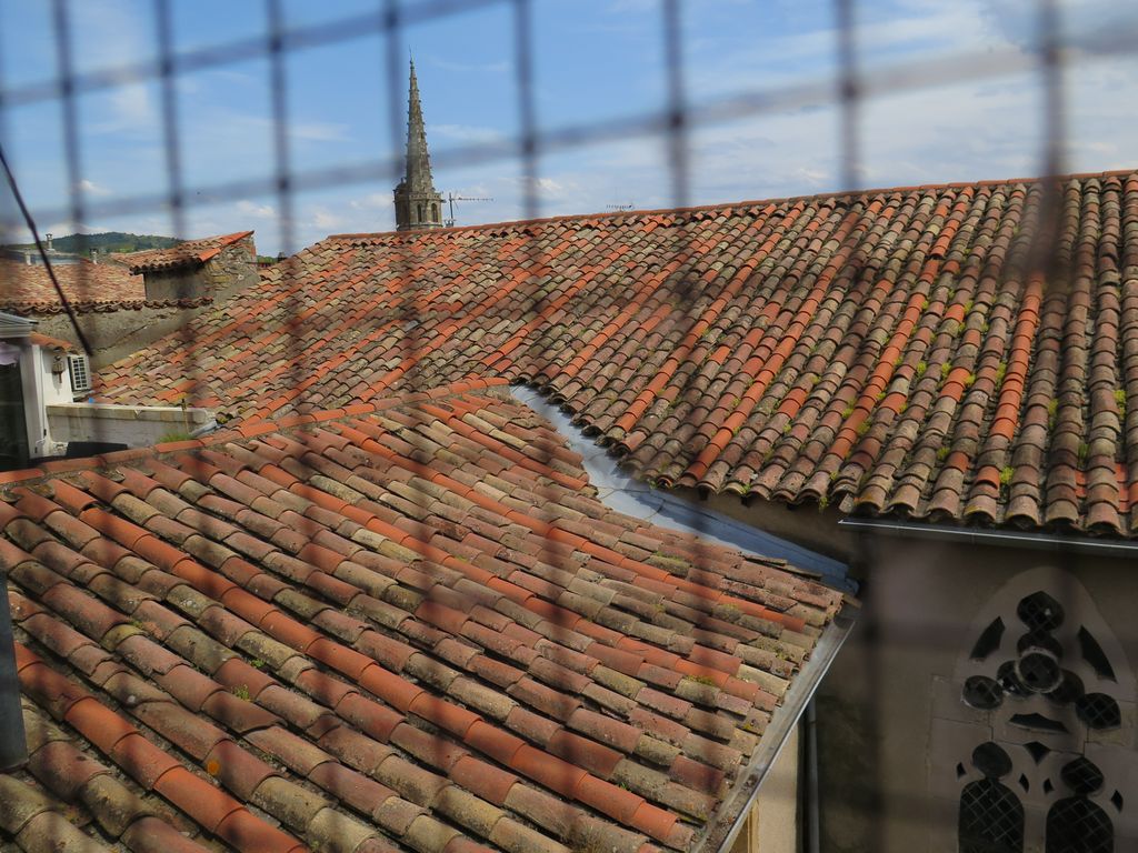 Depuis le clocher, vue sur la toiture de l'ancienne chapelle Notre-dame de Grâce, perpendiculaire à la nef.