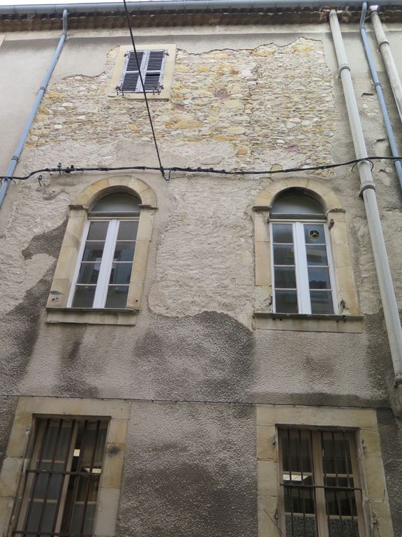 Rue Grammatique, façade du bureau de bienfaisance et de l’établissement des sœurs de Nevers.