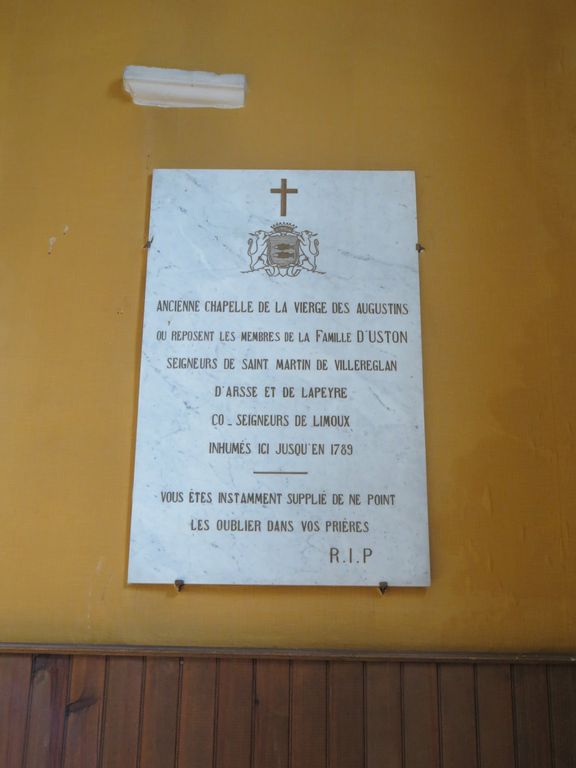 3 rue Grammatique. RDC de la salle d'asile. Plaque commémorant le souvenir des membres de la famille d'Uston, inhumés dans l'église. Fenêtre donnant sur la nef.