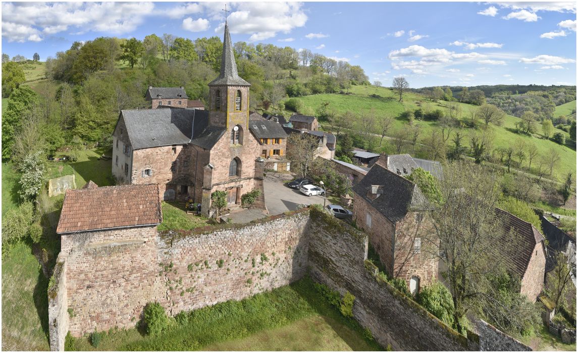 vue de l'église paroissiale et de la cour prise depuis la tour