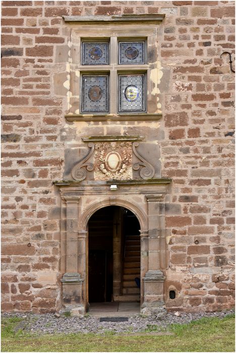 porte d'accès au logis, façade est