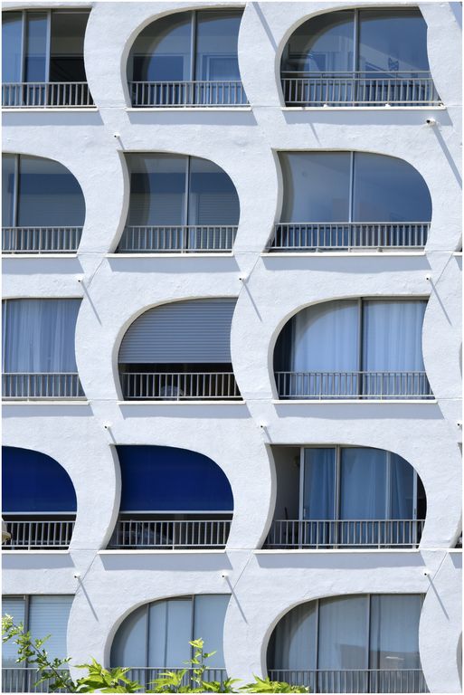 Résidence Le Suffren. Architecte Georges Chouleur. Façade arrière. Détail des sinusoïdes des loggias.