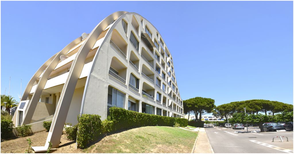 Résidence Le Grand Pavois. Architecte Denis Barthélemy. Façade arrière et pignon incurvée.