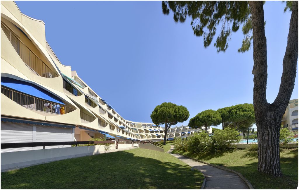 Résidence Le Grand Galion. Architecte Joseph Massota. Vue d’ensemble de la façade sur jardin.