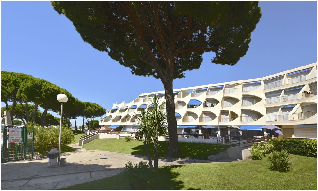 Résidence Le Grand Galion. Architecte Joseph Massota. Vue d’ensemble de la façade sur jardin.