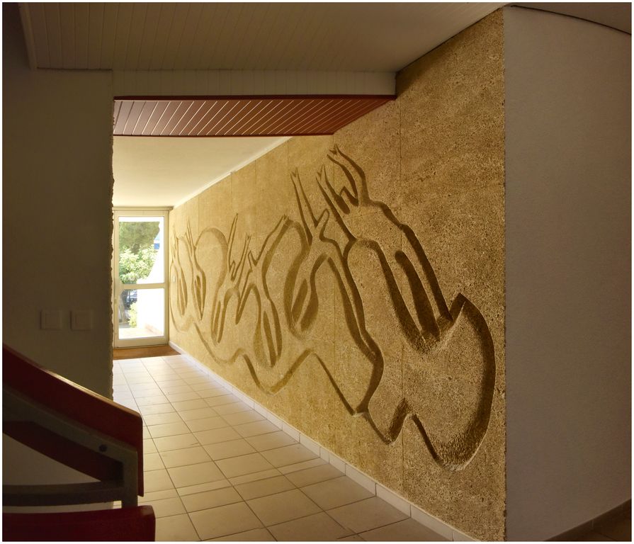 Résidence Le Grand Galion. Architecte Joseph Massota. Hall d’entrée avec mur sculpté en pierre du Pont du Gard, par Paule Pascal.