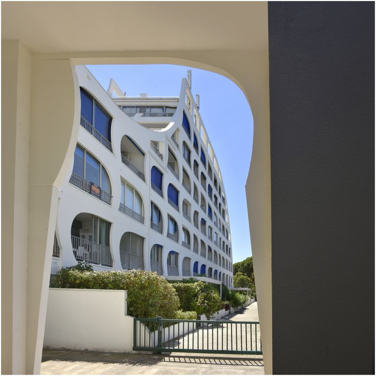 Résidence Le Suffren. Architecte Georges Chouleur. Vue latérale de la façade sur le quai.