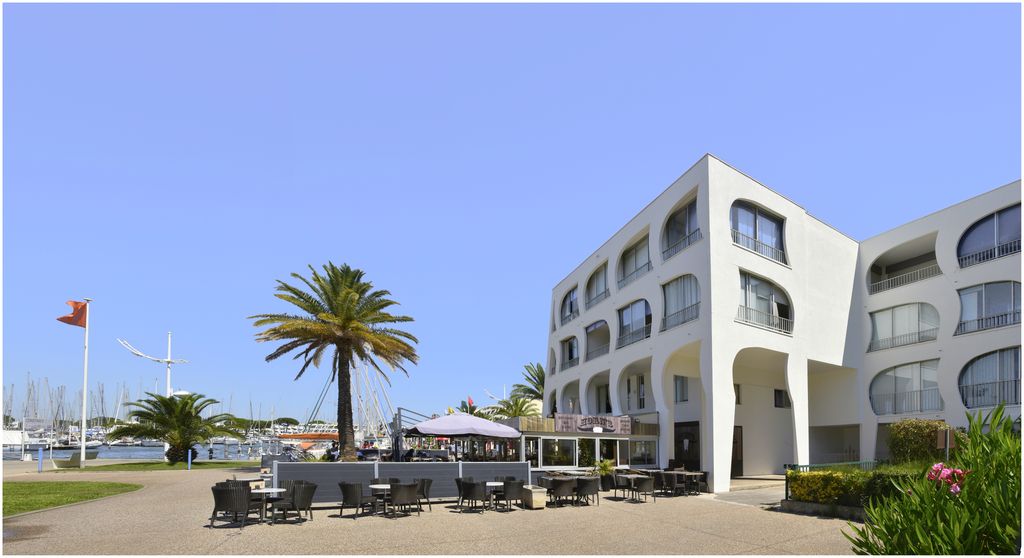 Résidence Le Suffren. Architecte Georges Chouleur. Façade sur le quai.