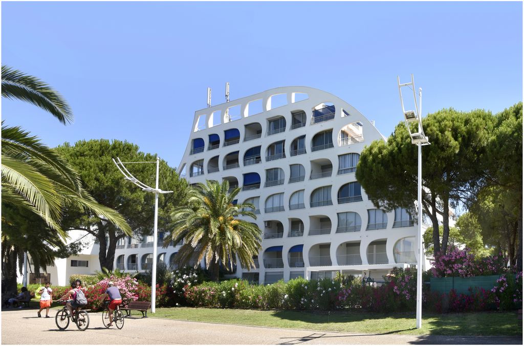 Résidence Le Suffren. Architecte Georges Chouleur. Vue d’ensemble de la façade sur le quai.