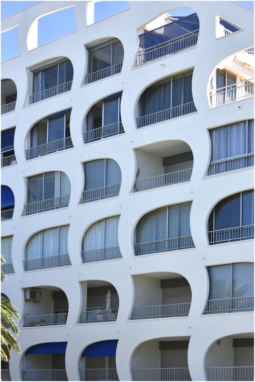 Résidence Le Suffren. Architecte Georges Chouleur. Façade sur le quai. Détail des résilles formant les loggias.