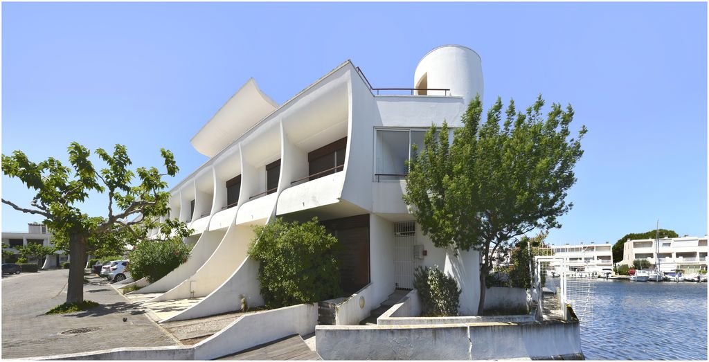 Marina Les Camarguaises Sud. Architecte Joseph Massota. Vue entre placette et bassin.