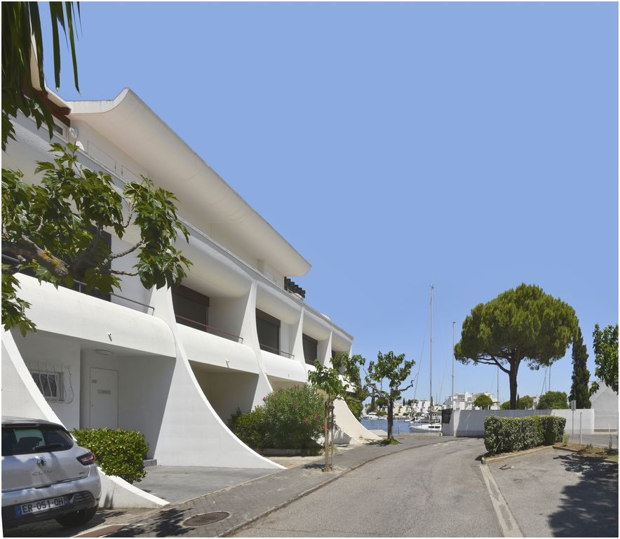 Marina Les Camarguaises Sud. Architecte Joseph Massota. Façade sur la placette pour l’accès voiture.