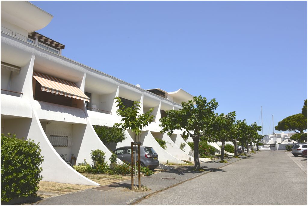 Marina Les Camarguaises Sud. Architecte Joseph Massota. Façade sur la placette pour l’accès voiture.