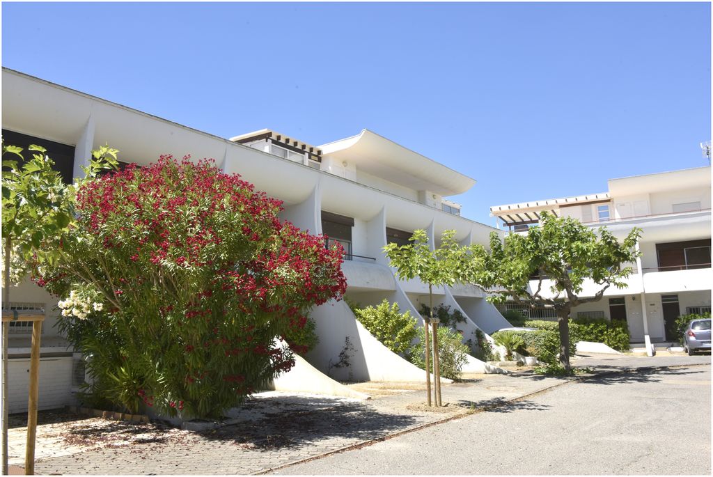 Marina Les Camarguaises Sud. Architecte Joseph Massota. Façade sur la placette pour l’accès voiture.