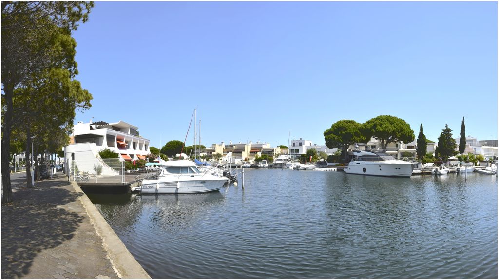 Marina Les Camarguaises Sud. Architecte Joseph Massota. Vue côté bassin, pour l’accès bateau.