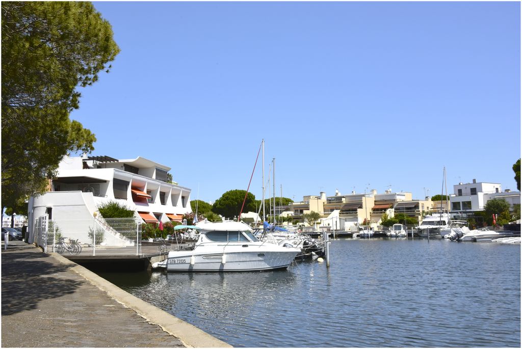 Marina Les Camarguaises Sud. Architecte Joseph Massota. Vue côté bassin, pour l’accès bateau.