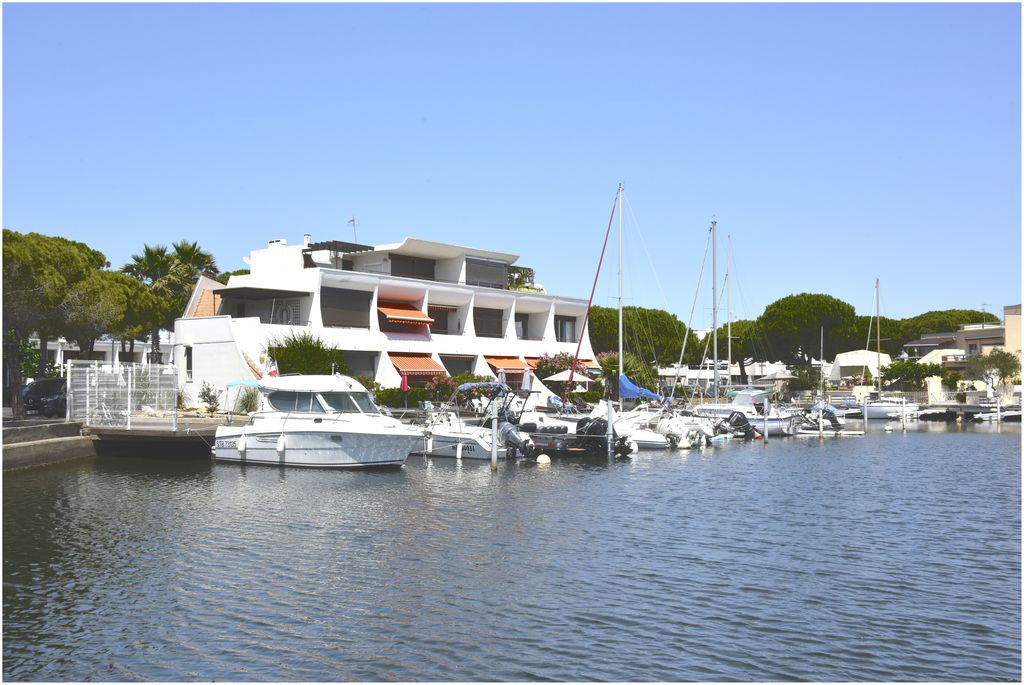 Marina Les Camarguaises Sud. Architecte Joseph Massota. Vue côté bassin, pour l’accès bateau.