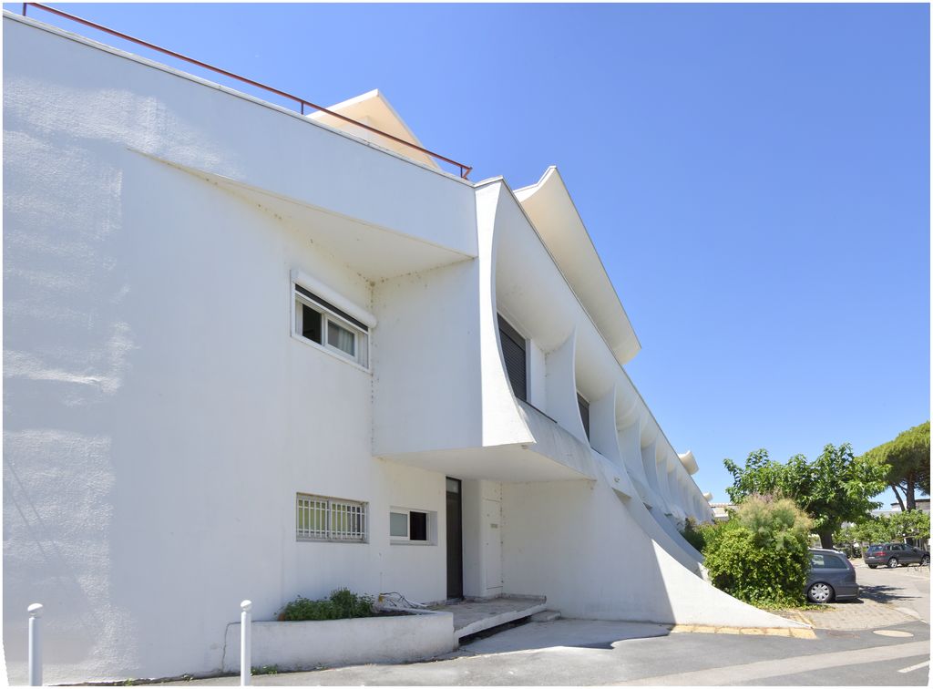 Marina Les Camarguaises Sud. Architecte Joseph Massota. Façade latérale.