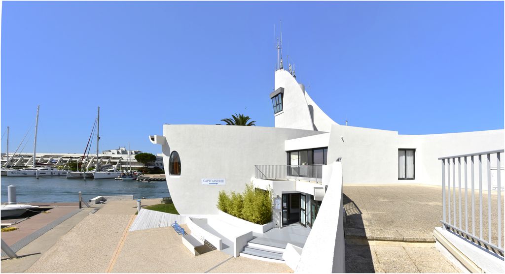 Capitainerie de Port Camargue. Architecte Jean Balladur.