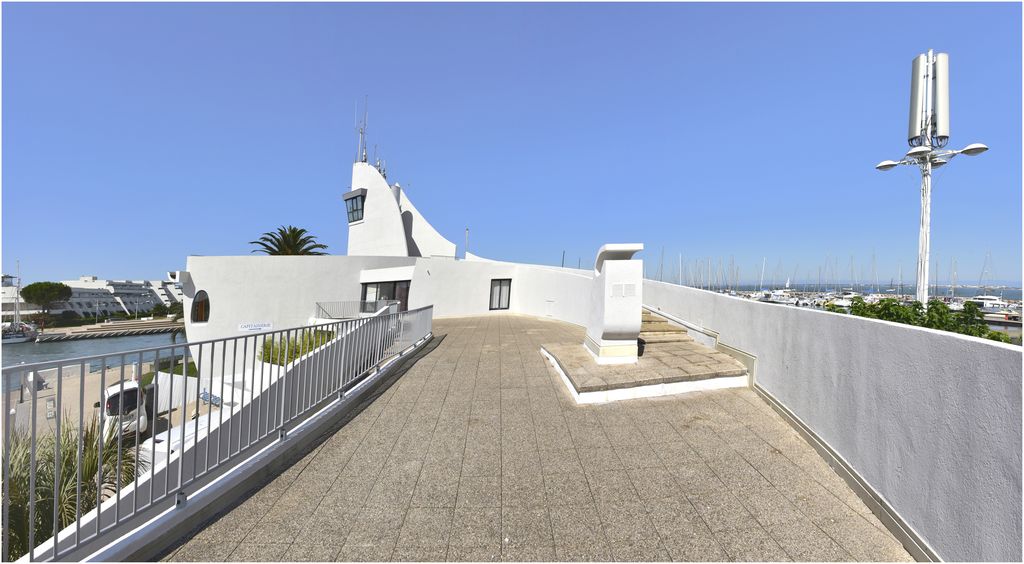 Capitainerie de Port Camargue. Architecte Jean Balladur. Terrasse belvédère accessible de l’extérieur.