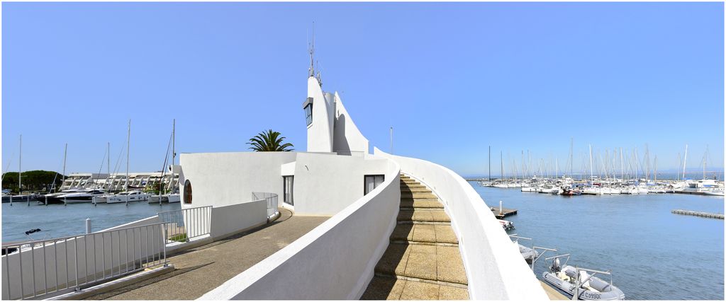 Capitainerie de Port Camargue. Architecte Jean Balladur. Terrasse belvédère accessible de l’extérieur. Au premier plan l’escalier d’accès depuis le quai.